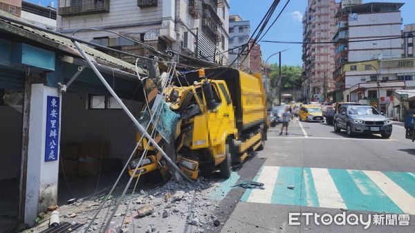 ▲▼ 基隆市信義區培德路2巷口，今(13)日上午10時許發生一輛垃圾車自撞事故   。（圖／記者郭世賢翻攝）