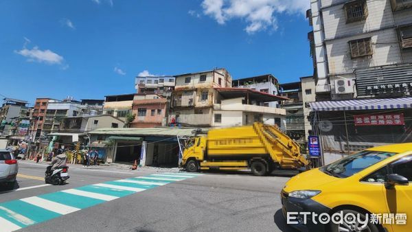 ▲▼ 基隆市信義區培德路2巷口，今(13)日上午10時許發生一輛垃圾車自撞事故   。（圖／記者郭世賢翻攝）