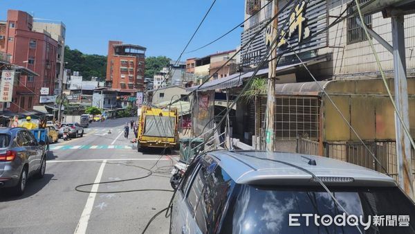 ▲▼ 基隆市信義區培德路2巷口，今(13)日上午10時許發生一輛垃圾車自撞事故   。（圖／記者郭世賢翻攝）