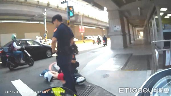 ▲黃男因遭通緝心虛騎車狂逃，警方順利將其攔下逮捕。（圖／記者陸運陞翻攝）