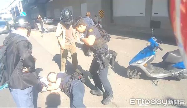 ▲黃男因遭通緝心虛騎車狂逃，警方順利將其攔下逮捕。（圖／記者陸運陞翻攝）