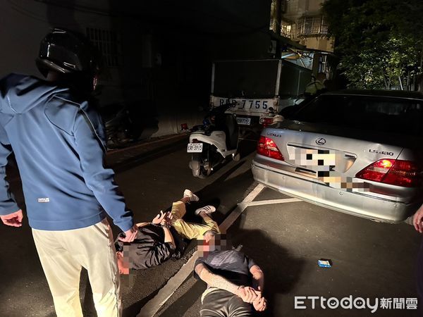▲▼警方在土城攔截拒檢逃逸的Lexus小客車，其中黃男竟背11條通緝             。（圖／記者陳以昇翻攝）