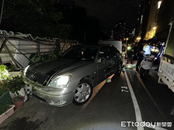 ▲▼警方在土城攔截拒檢逃逸的Lexus小客車，其中黃男竟背11條通緝             。（圖／記者陳以昇翻攝）