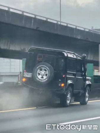 ▲12日下午國道內湖路段發生一起賓士大G休旅車自撞死亡意外。（圖／翻攝畫面）