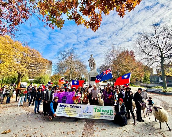 ▲▼紐西蘭僑界辦理「為台灣和平健走」（Peaceful Walk for Taiwan），現場綿羊駱馬逗陣走，駐紐西蘭代表歐江安大使致詞並與紐國僑胞及紐國人士合影。（圖／紐西蘭代表處提供）