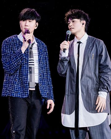 ▲▼ 林宇中（右）擔任林俊傑（左）演唱會嘉賓，兩人合唱〈靠岸〉。（圖／JFJ Productions & Unusual Entertainment 提供）