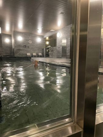 畫面中甚至有人側目怒視，陳女卻似乎渾然不覺已違法。（翻攝自陳女臉書）