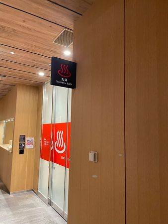 浴場門口明確標示「禁止攝影」的圖示。（翻攝自陳女臉書）