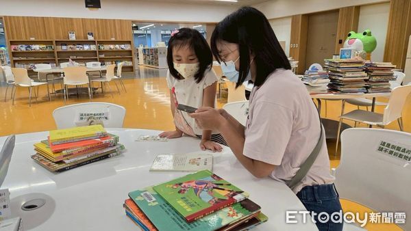 ▲台南市立圖書館將全面升級智慧化設備，預計兩年內完成37區公共圖書館自助借書系統建置。（記者林東良翻攝，下同）