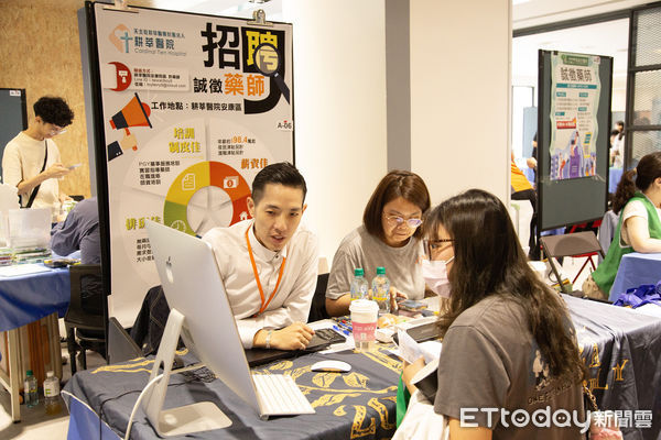 ▲嘉南藥理大學舉辦「家叼底嘉」就業博覽會，邀請百家企業參與徵才，現場氣氛熱絡。（記者林東良翻攝，下同）