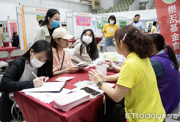 ▲嘉南藥理大學舉辦「家叼底嘉」就業博覽會，邀請百家企業參與徵才，現場氣氛熱絡。（記者林東良翻攝，下同）