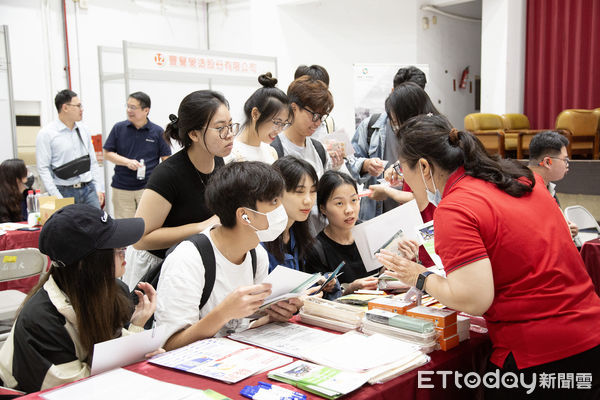 ▲嘉南藥理大學舉辦「家叼底嘉」就業博覽會，邀請百家企業參與徵才，現場氣氛熱絡。（記者林東良翻攝，下同）