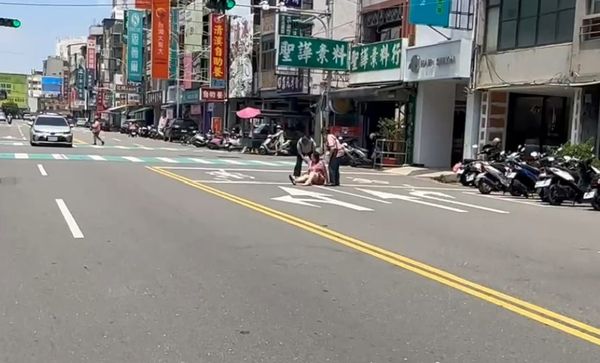 ▲彰化女子追拖吊車跌倒。（圖／民眾提供）