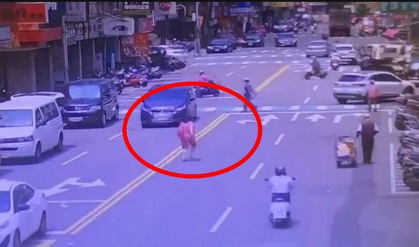 ▲彰化女子追拖吊車跌倒。（圖／民眾提供）