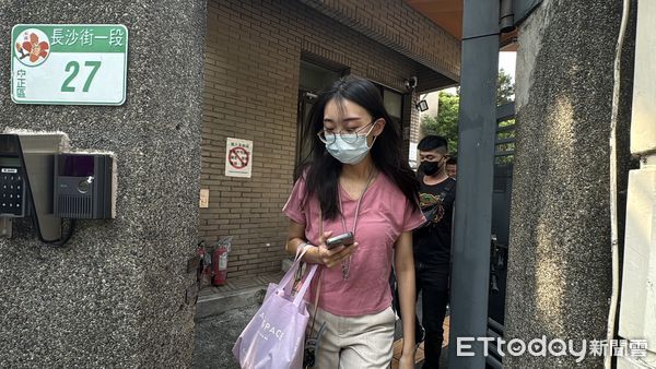 ▲▼            男童「剴剴」遭保母虐死，民眾聽完一審宣判，步出法院時紛紛拭淚。（圖／記者黃宥寧攝，下同）