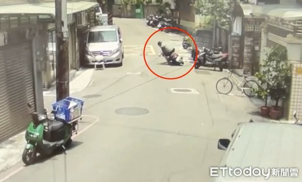 ▲▼監視器拍下陳男倒下過程，現場留下陳男機車             。（圖／記者陳以昇翻攝）