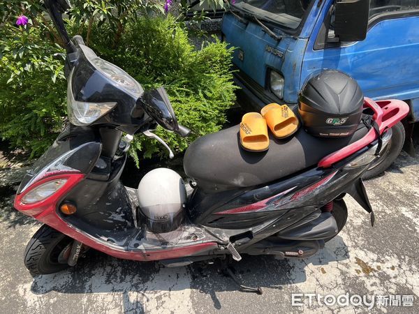 ▲▼監視器拍下陳男倒下過程，現場留下陳男機車             。（圖／記者陳以昇翻攝）