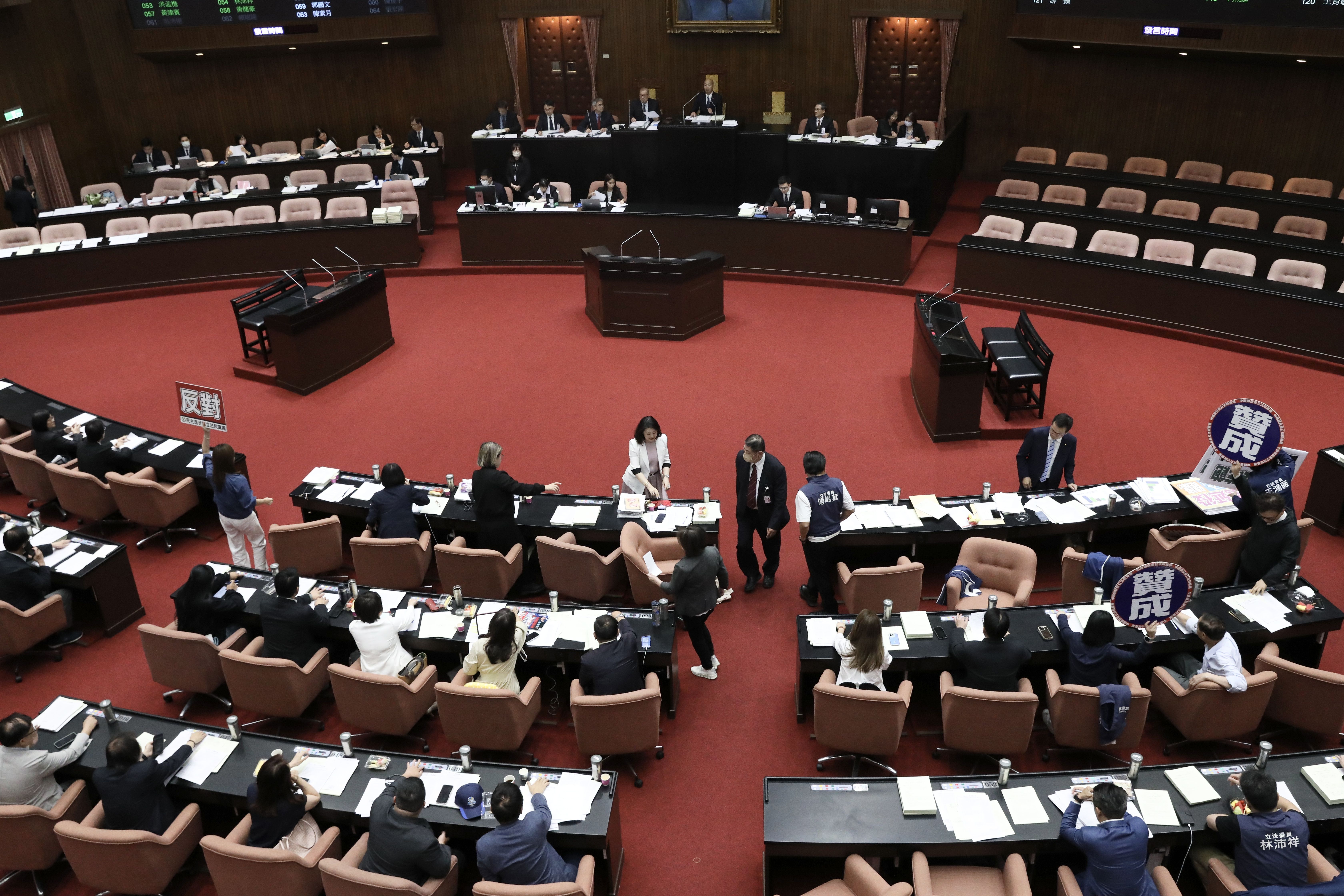 ▲▼核管法 表決 三讀 敲槌 立法院院會。（圖／記者屠惠剛攝）