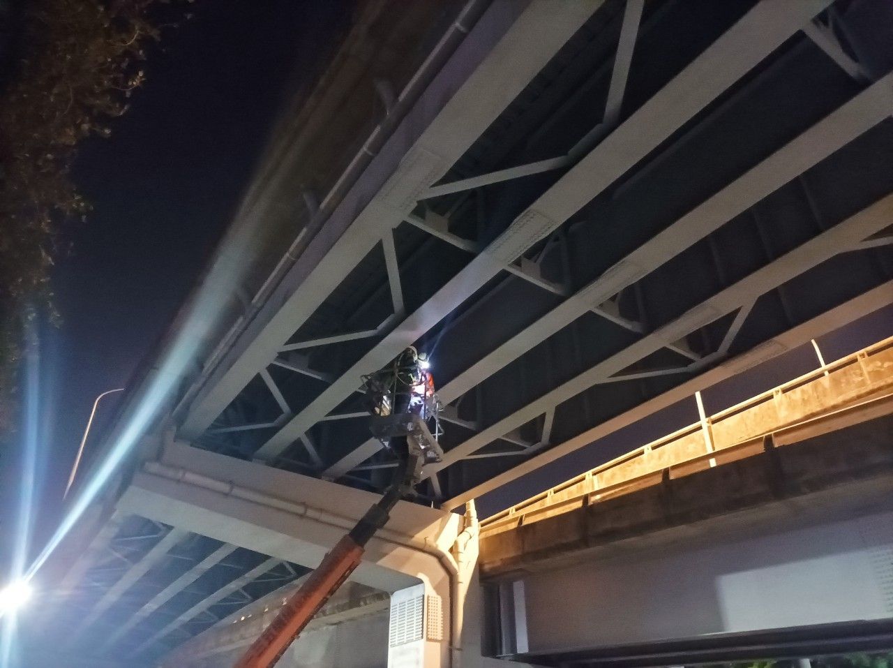 ▲新北環快油漆工程封閉平面道路。（圖／新北市工務局提供）