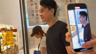香港男神拒粉絲合照! 「全程黑臉不說話」匆簽名閃進電梯走人