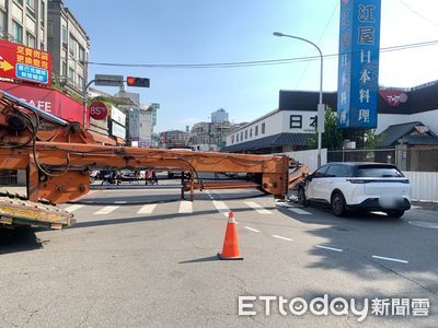 拖板車轉彎機械臂「正面巴臉」對向車　2禮拜新車全毀畫面曝