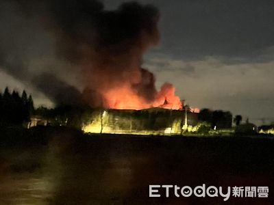 桃園鐵皮資收廠深夜燃燒 119湧大量報案!消防出動60人灌救