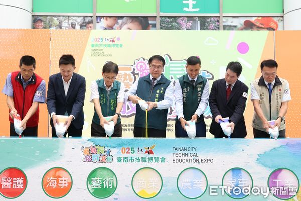 ▲2025台南技職博覽會將於5月22日至24日登場，市長黃偉哲13日出席宣傳記者會，與參展學校代表、學生合影力挺技職教育。（記者林東良翻攝，下同）
