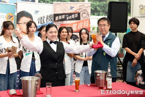 ▲2025台南技職博覽會將於5月22日至24日登場，市長黃偉哲13日出席宣傳記者會，與參展學校代表、學生合影力挺技職教育。（記者林東良翻攝，下同）