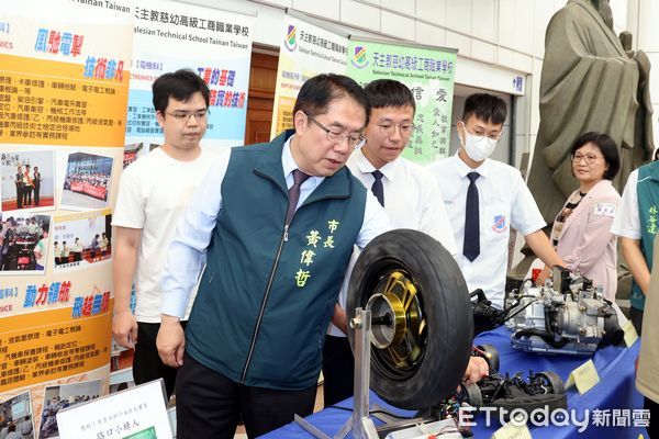 ▲2025台南技職博覽會將於5月22日至24日登場，市長黃偉哲13日出席宣傳記者會，與參展學校代表、學生合影力挺技職教育。（記者林東良翻攝，下同）