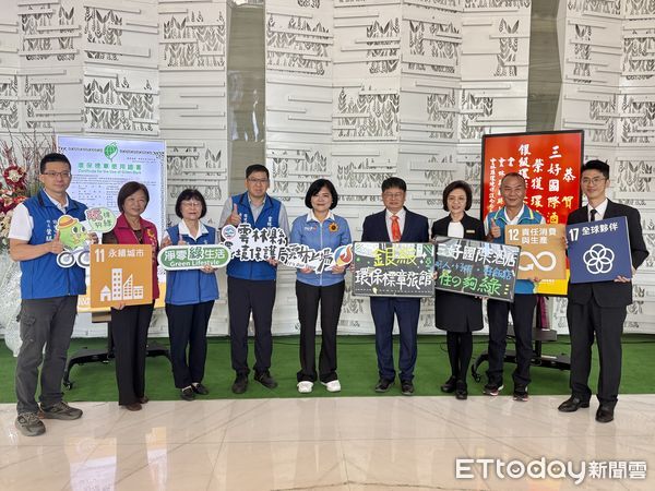 ▲三好國際酒店獲環境部銀級環保旅館認證，縣長張麗善貼紅榜祝賀。（圖／記者游瓊華翻攝）