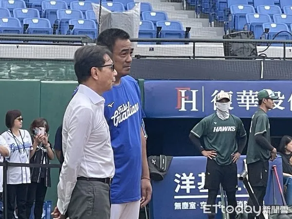 ▲富邦大董蔡明忠來到悍將主場與教練團、球員談話。（圖／記者楊舒帆攝）