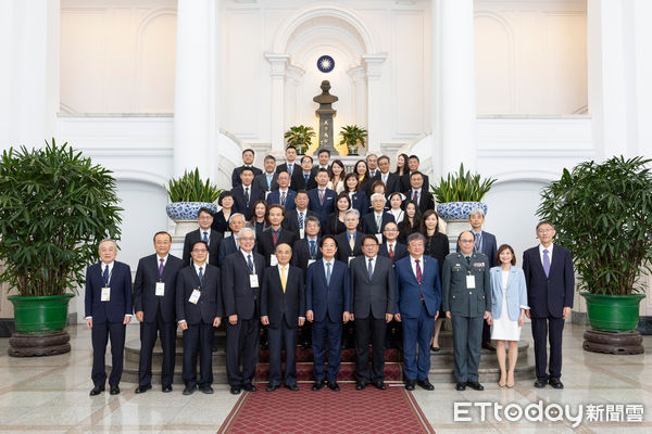 ▲花蓮慈院林欣榮院長（前排左三）與護理部主任鍾惠君（三排右二）、泌尿部主任郭漢崇（六排右二）代表受奬。