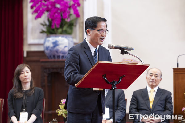 ▲花蓮慈院林欣榮院長（前排左三）與護理部主任鍾惠君（三排右二）、泌尿部主任郭漢崇（六排右二）代表受奬。