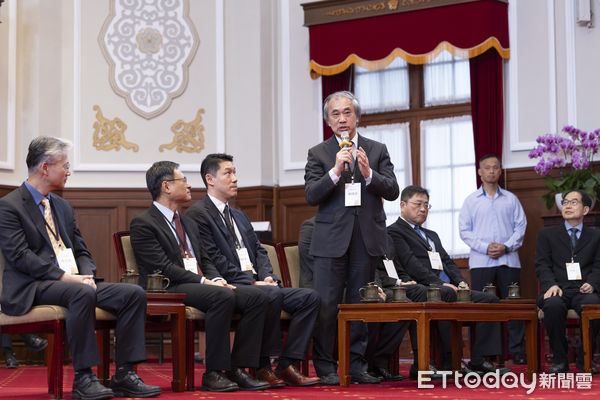 ▲花蓮慈院林欣榮院長（前排左三）與護理部主任鍾惠君（三排右二）、泌尿部主任郭漢崇（六排右二）代表受奬。