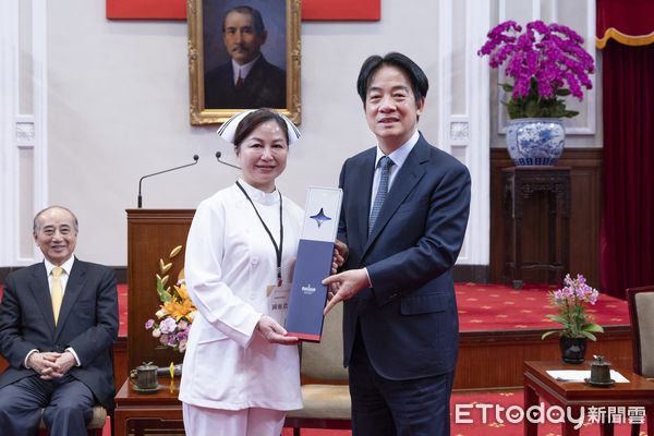 ▲花蓮慈院林欣榮院長（前排左三）與護理部主任鍾惠君（三排右二）、泌尿部主任郭漢崇（六排右二）代表受奬。