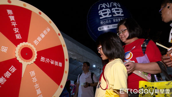 ▲▼富堡工業送暖香燈腳！媽祖進香逾30萬人參與 信仰路上不孤單。（圖／記者謝盛帆攝）