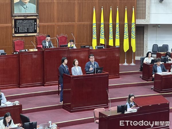 ▲▼台北市議會財建部門質詢，由左至右分別為資訊局長趙式隆、財政局長胡曉嵐、產發局長陳俊安。（圖／記者袁茵攝）