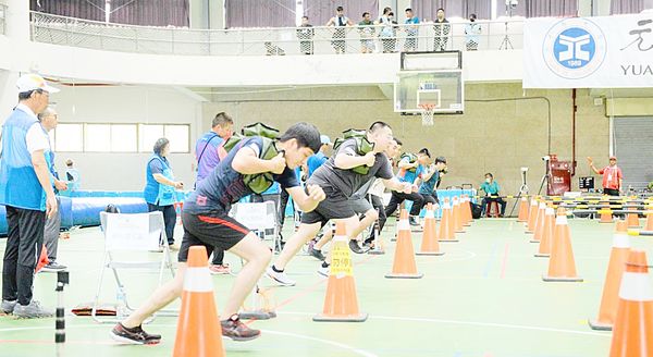 ▲桃園市環保局將招募清潔隊員，將於5/16日開放報名，預計招收435人，圖為一般隊員組招考時，負重折返跑項目。（資料照／桃市環保局提供）