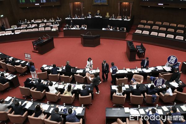 ▲▼核管法 表決 三讀 敲槌 立法院院會。（圖／記者屠惠剛攝）