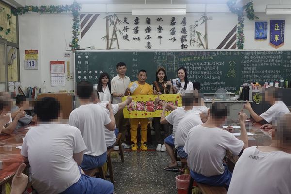 ▲阿凱特別邀請《跨越》作者、同為女更生人的羅依帆同行，攜手分享生命故事。（圖／阿凱提供）