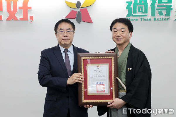 ▲日本京都市六連霸資深議員寺田一博（右）獲頒台南市榮譽市民證書，市長黃偉哲（左）代表表彰其對雙城交流貢獻。（記者林東良翻攝，下同）