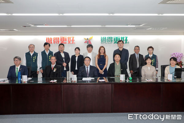 ▲日本京都市六連霸資深議員寺田一博（右）獲頒台南市榮譽市民證書，市長黃偉哲（左）代表表彰其對雙城交流貢獻。（記者林東良翻攝，下同）