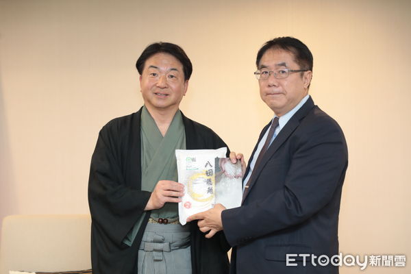 ▲日本京都市六連霸資深議員寺田一博（右）獲頒台南市榮譽市民證書，市長黃偉哲（左）代表表彰其對雙城交流貢獻。（記者林東良翻攝，下同）