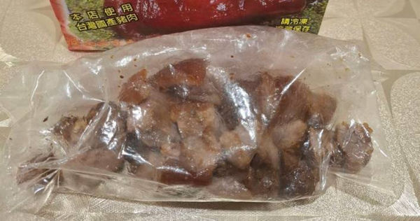 一名女子到屏東萬巒買豬腳，結果遇到店家價格標示不清。（圖／翻攝自爆料公社）