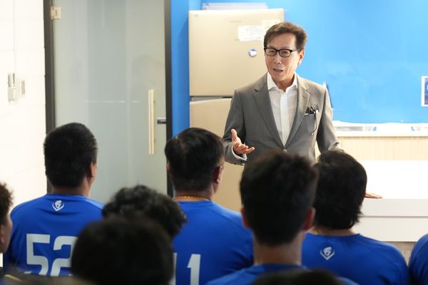 ▲▼蔡明忠鼓勵悍將全隊。（圖／富邦悍將提供）
