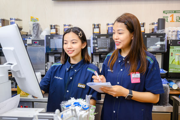 ▲▼全家便利商店與賽珍珠基金會合作，將「全家台北南海店」打造為全台首間「新住民就業友善便利商店」。（圖／業者提供）