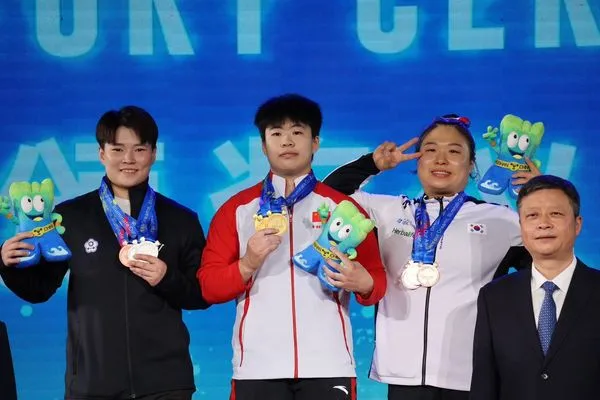 ▲陳玟卉（左）在本屆舉重亞錦賽進帳2銀1銅。（教練黃達德提供）