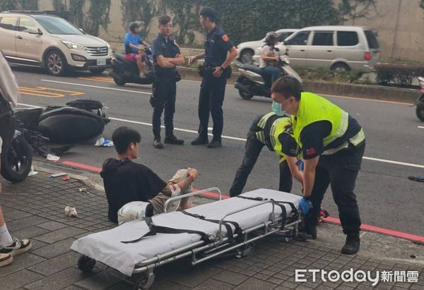 ▲周男騎車左轉時，遭對向2輛機車攔腰撞上，送醫搶救宣告不治。（圖／記者陸運陞翻攝）