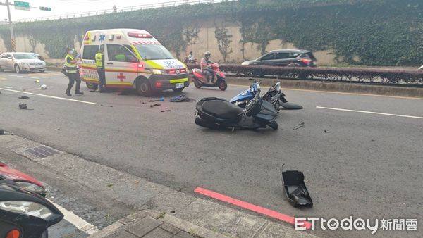▲周男騎車左轉時，遭對向2輛機車攔腰撞上，送醫搶救宣告不治。（圖／記者陸運陞翻攝）