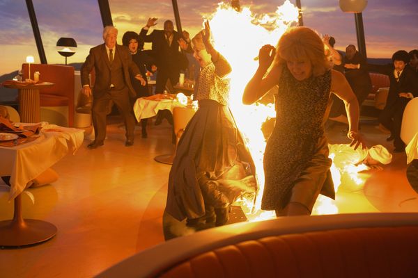 ▲《絕命終結站&nbsp;血脈》直接在71歲演員身上點燃火焰。（圖／華納提供）